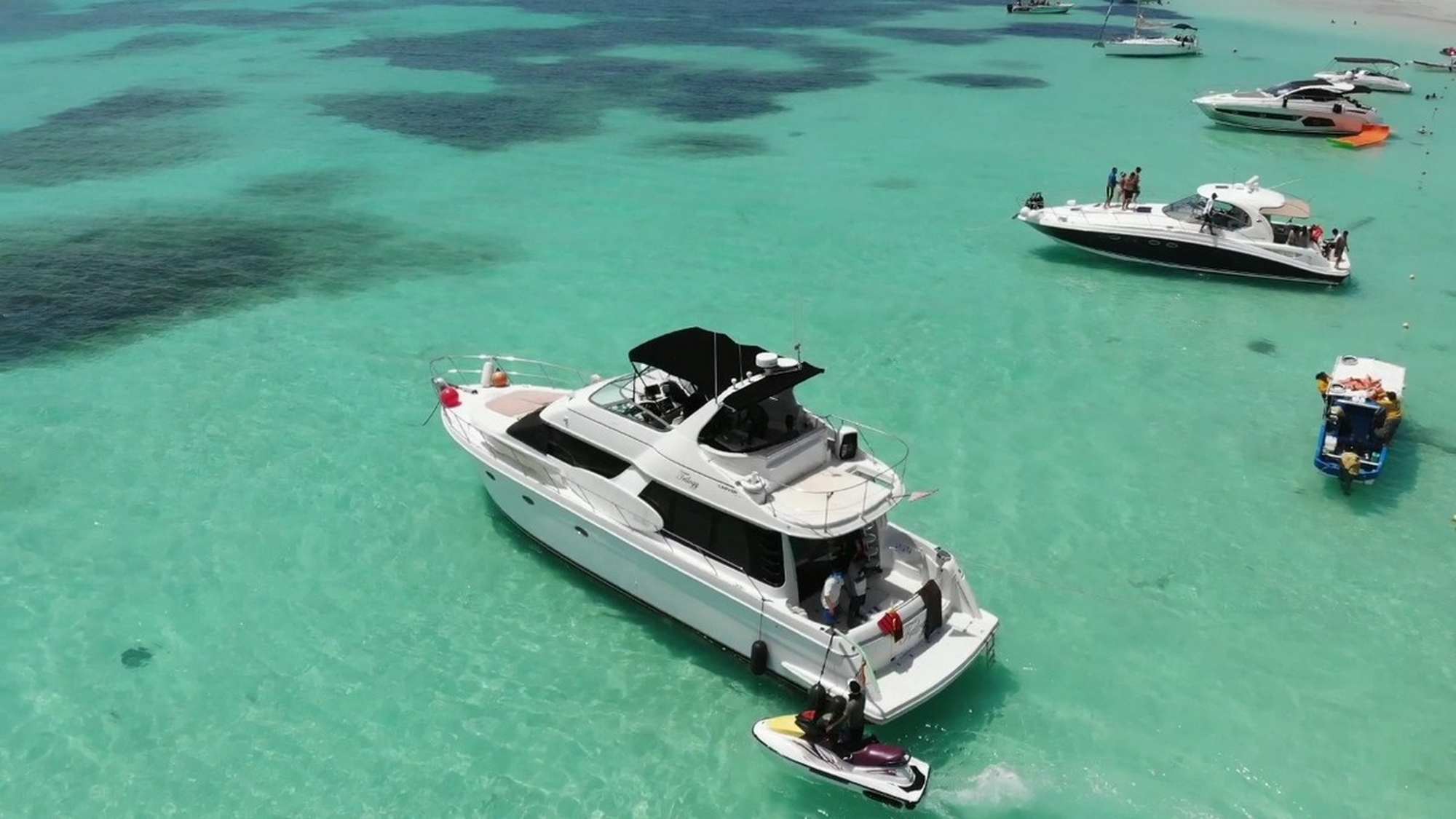 Carver 55 with Flybridge (Trilogy) — overnight charter Cancun