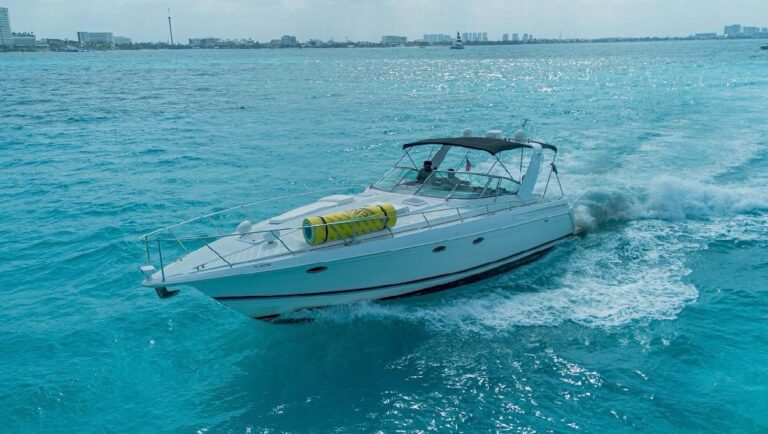 Yate Formula Mayasea 42 ft surcando aguas turquesas del Caribe con el skyline de la Zona Hotelera de Cancún al fondo
