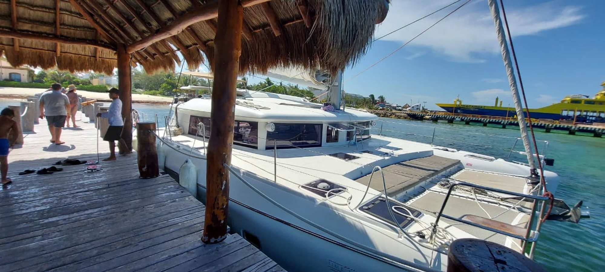 Lagoon 421 VIP — con chef — overnight charter Cancun