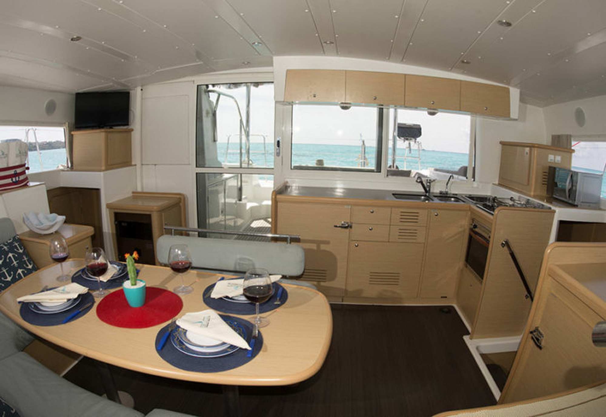 Lagoon 421 VIP — con chef — overnight charter Cancun