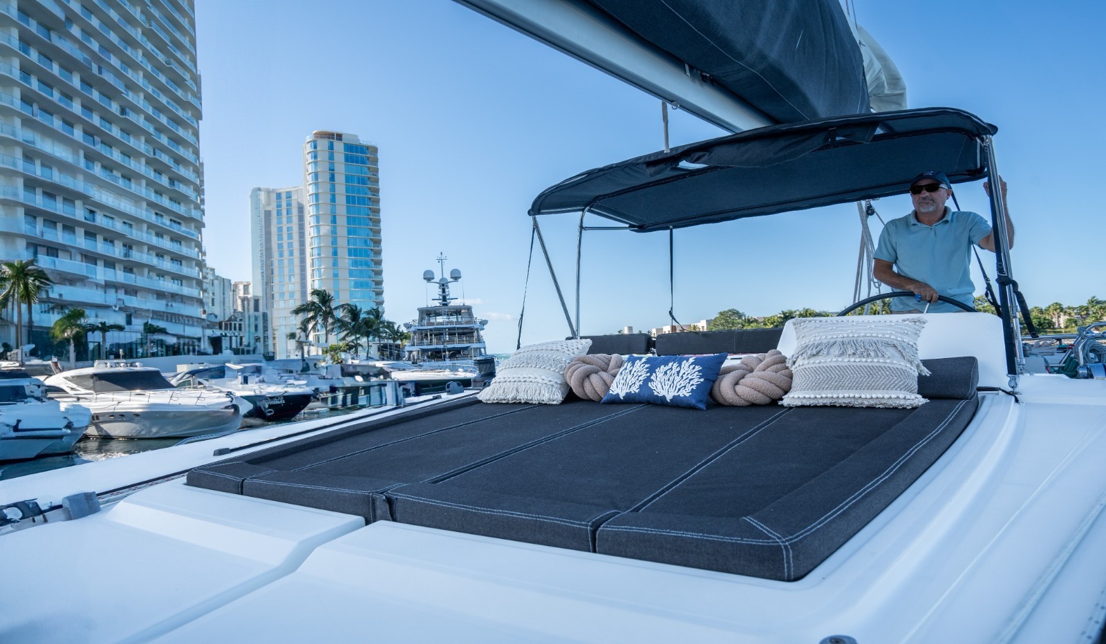 Lagoon 450 con Flybridge — Charter con Pernocta e Inclusiones — photo