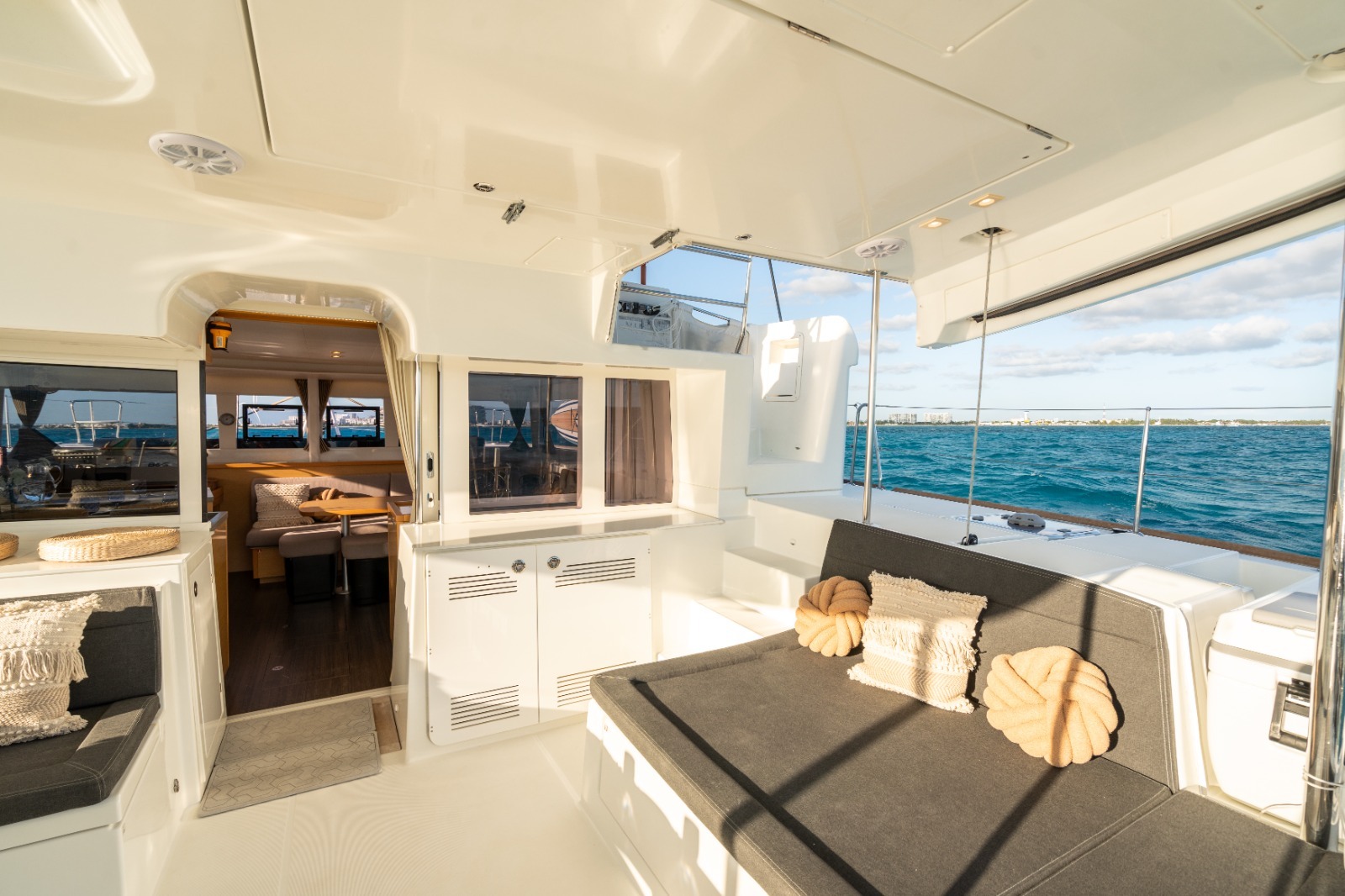 Lagoon 450 con Flybridge — Charter con Pernocta e Inclusiones — photo