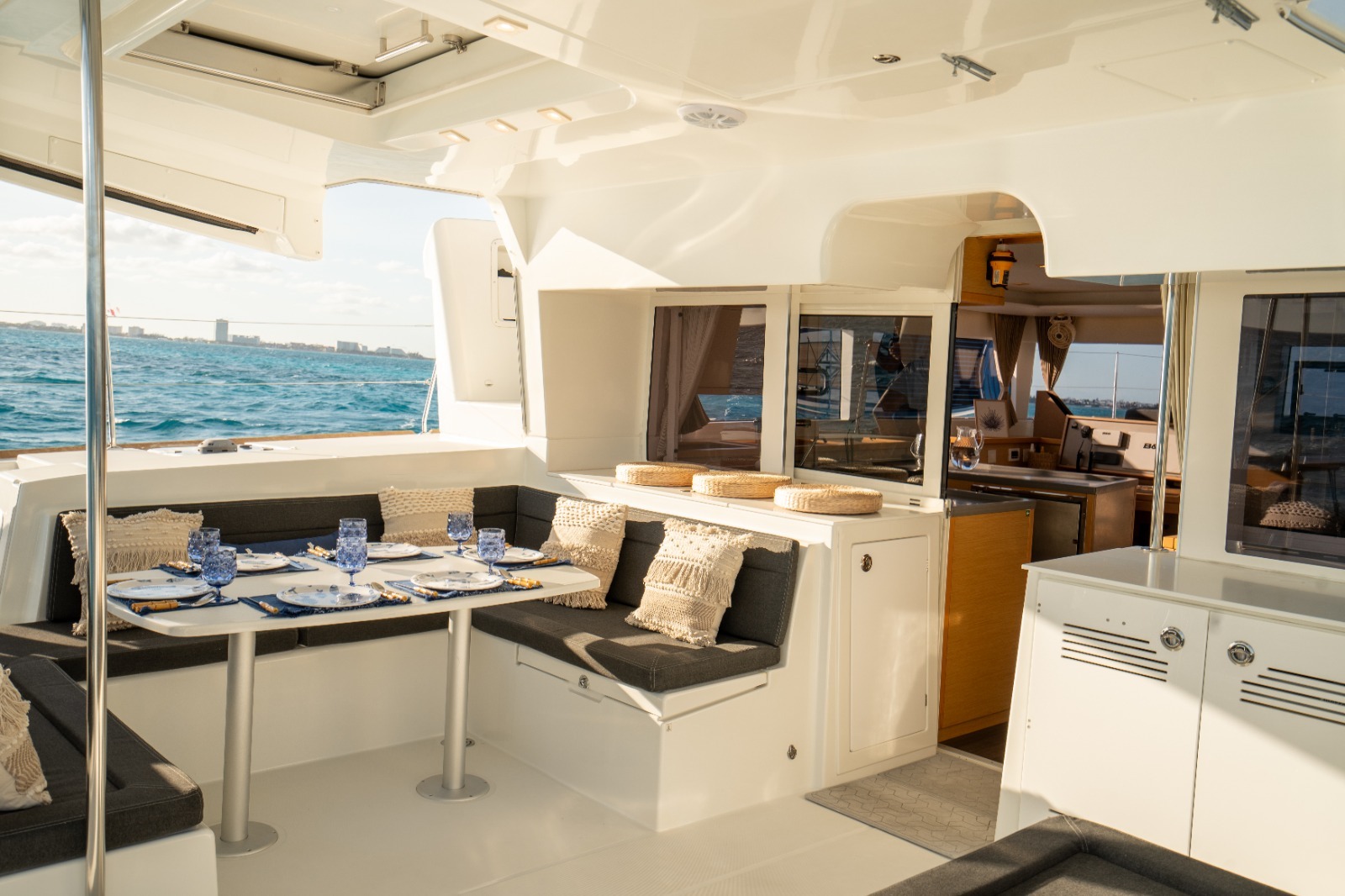 Lagoon 450 con Flybridge — Charter con Pernocta e Inclusiones — photo