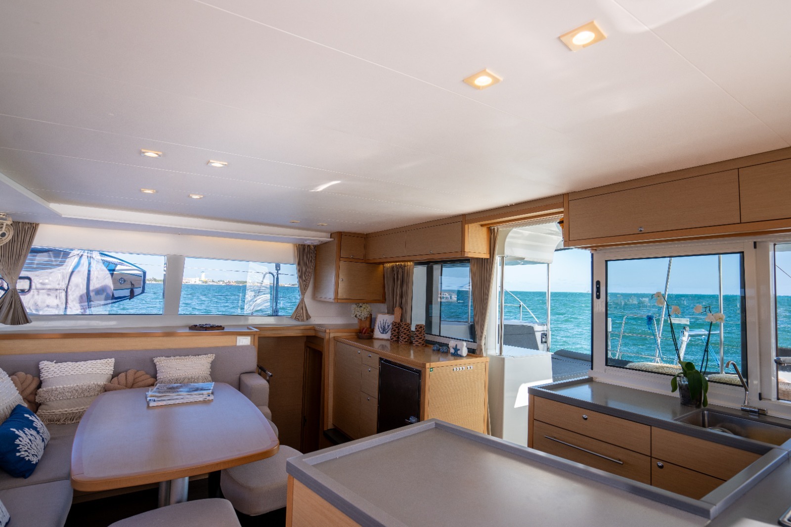Lagoon 450 con Flybridge — Charter con Pernocta e Inclusiones — photo