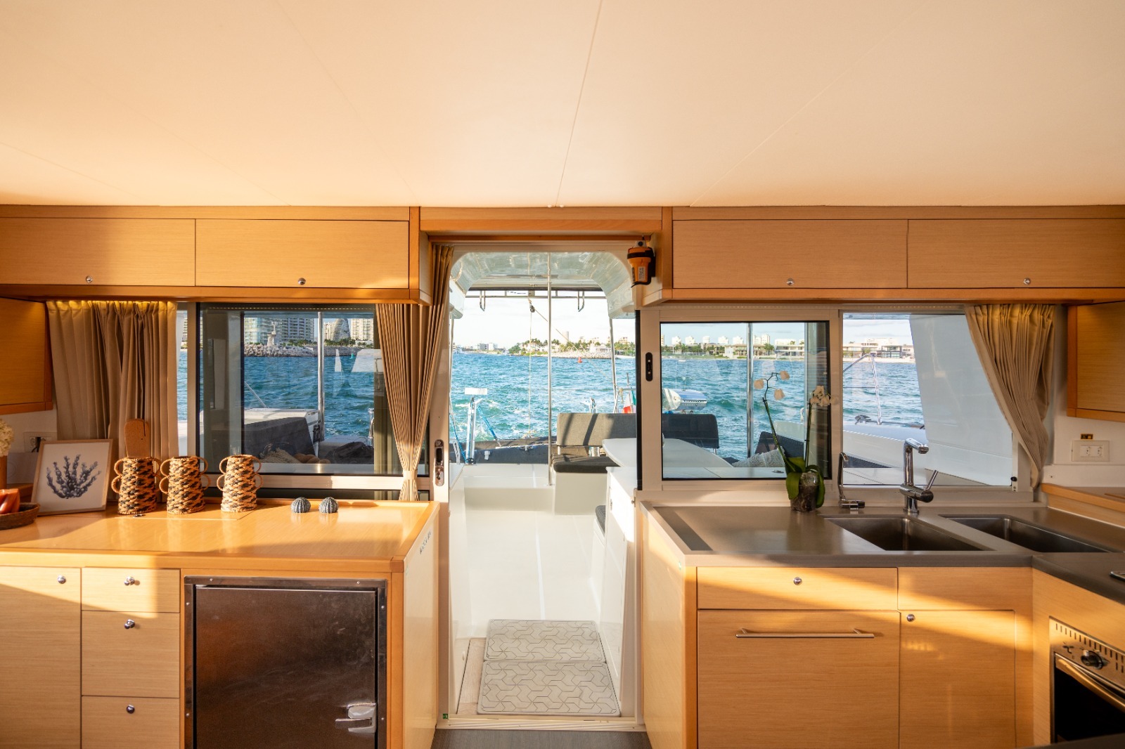 Lagoon 450 con Flybridge — Charter con Pernocta e Inclusiones — photo