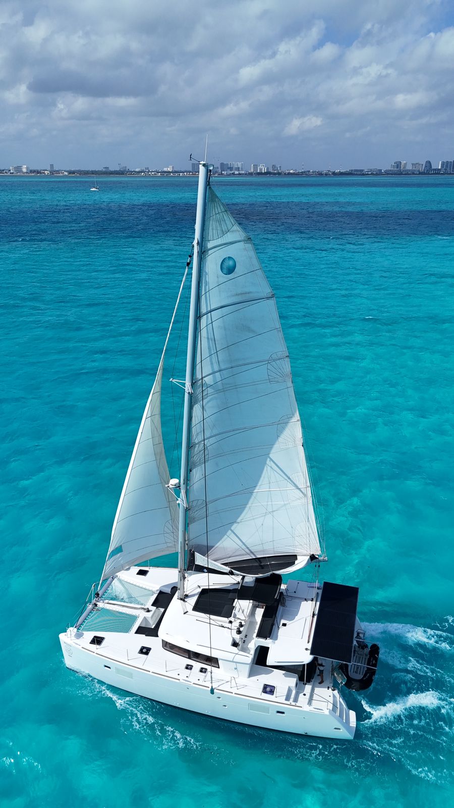 Lagoon 450 con Flybridge — Charter con Pernocta e Inclusiones — photo