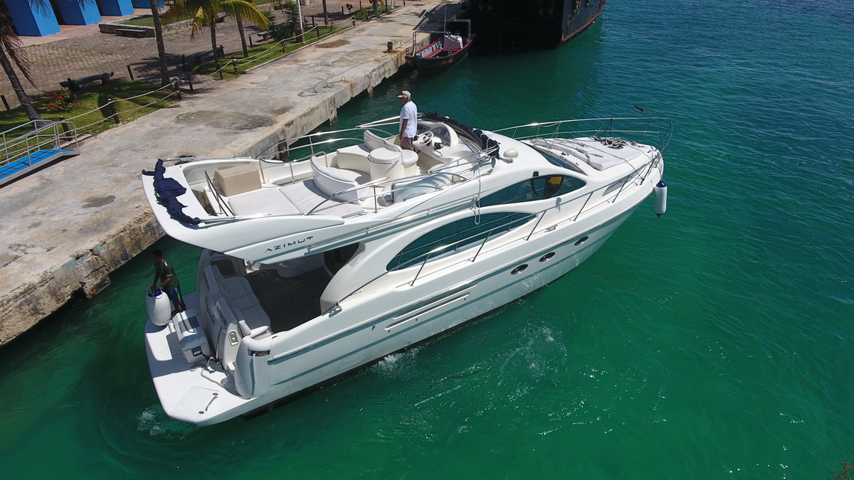 Azimut 51 with Flybridge (Amadeus) — overnight charter Cancun