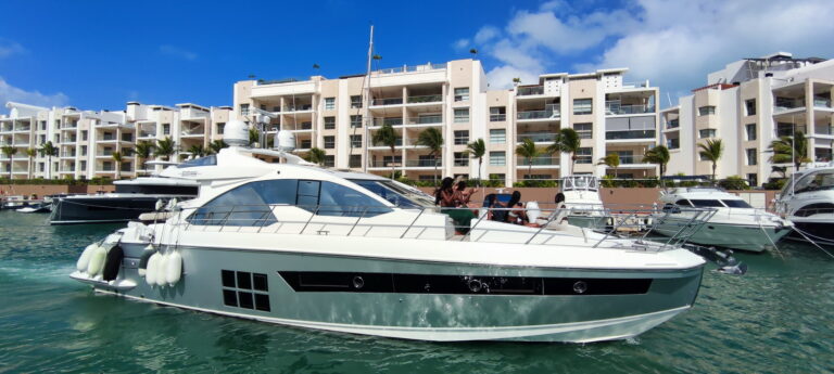Vista de tres cuartos de proa del yate Azimut Sport 55 ft atracado en la marina La Amada, tripulación preparando la salida con arreglo de radar y flybridge visibles