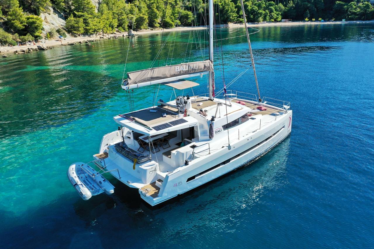 Bali 4.4 (2025) — Nueva Generación — overnight charter Cancun