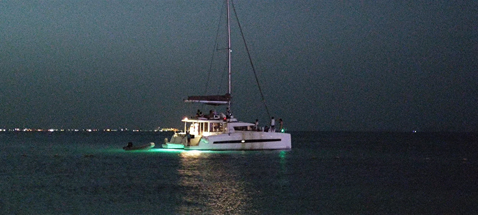 Bali 4.4 luxury catamaran — Cancun catamaran charter