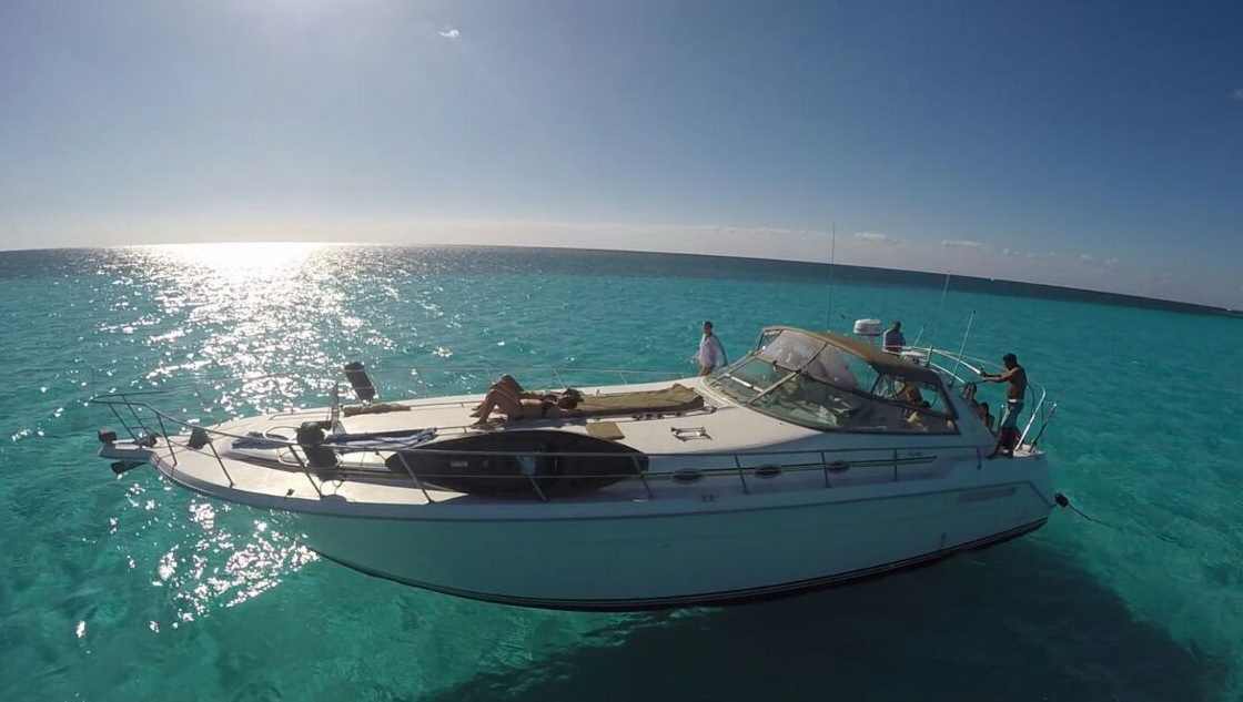 Searay Yacht rent at Riviera Maya